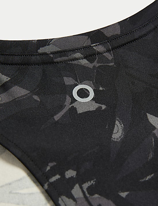 Přil&eacute;hav&yacute; t&iacute;lkov&yacute; top s potiskem a ov&aacute;ln&yacute;m v&yacute;střihem