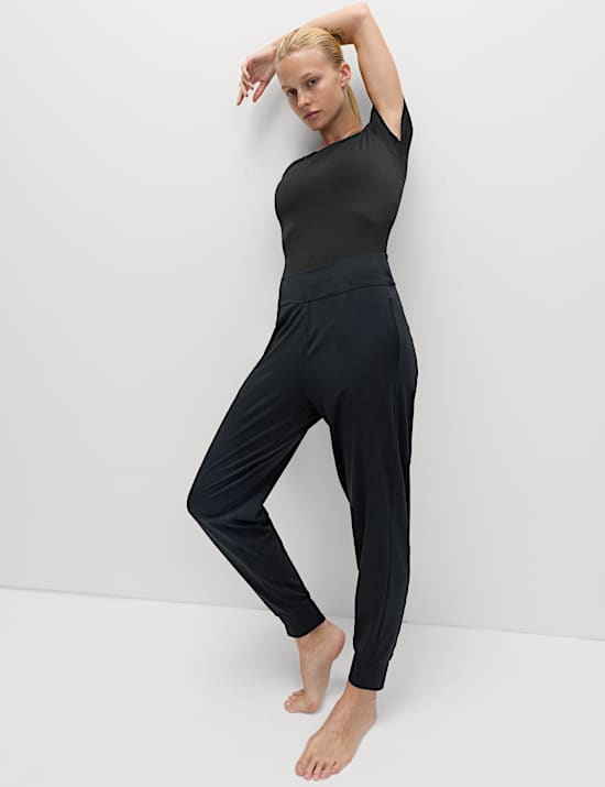 Go Balance Body mit schmalen Trägern hinten und eng anliegender Passform