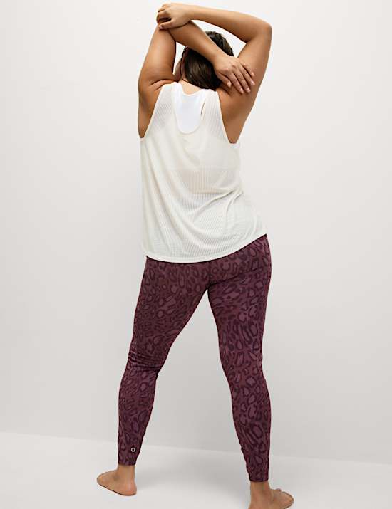 גופיית ריב שקופה בגזרה נינוחה עם צווארון עגול ורחב