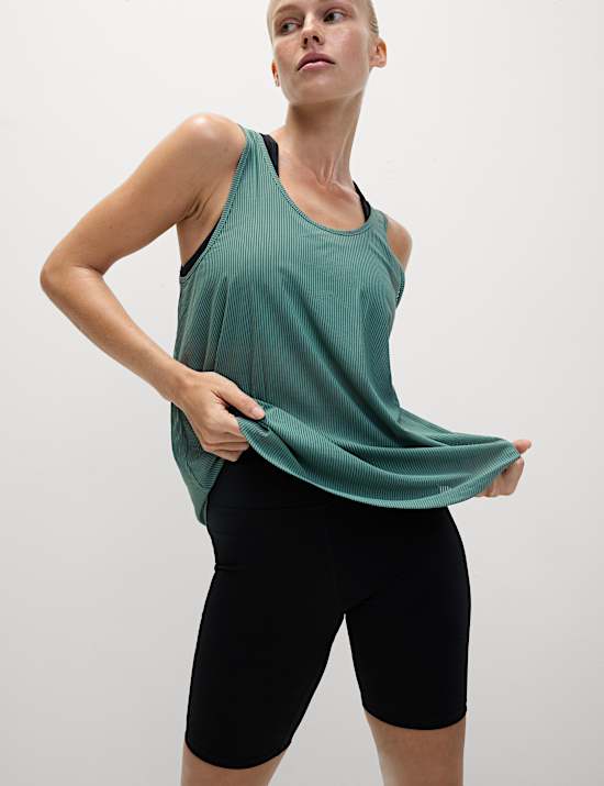 גופיית ריב שקופה בגזרה נינוחה עם צווארון עגול ורחב