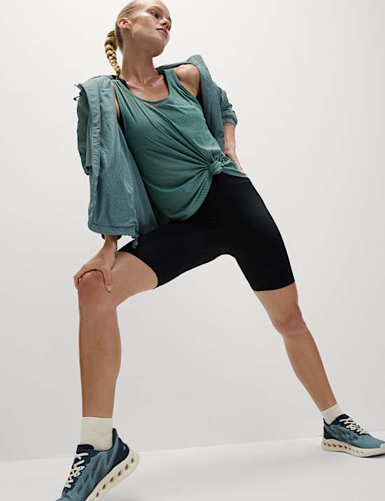 גופיית ריב שקופה בגזרה נינוחה עם צווארון עגול ורחב