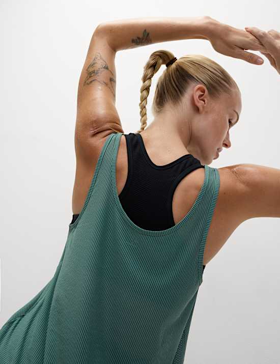 גופיית ריב שקופה בגזרה נינוחה עם צווארון עגול ורחב