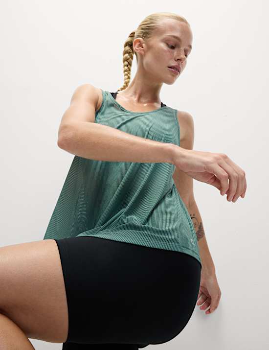 גופיית ריב שקופה בגזרה נינוחה עם צווארון עגול ורחב