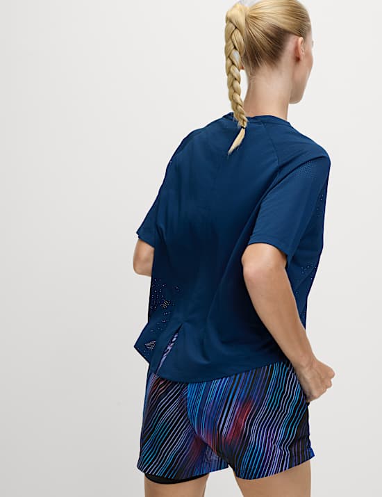 Ανάλαφρο T-shirt σε τετράγωνη γραμμή με κλειστή στρογγυλή λαιμόκοψη και ανάγλυφη υφή