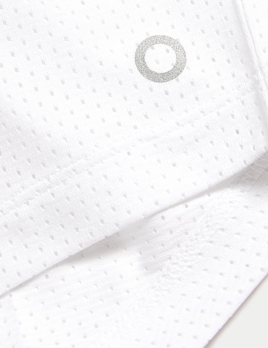 Lehk&eacute; tričko hranat&eacute;ho střihu s texturou a v&yacute;střihem ke krku