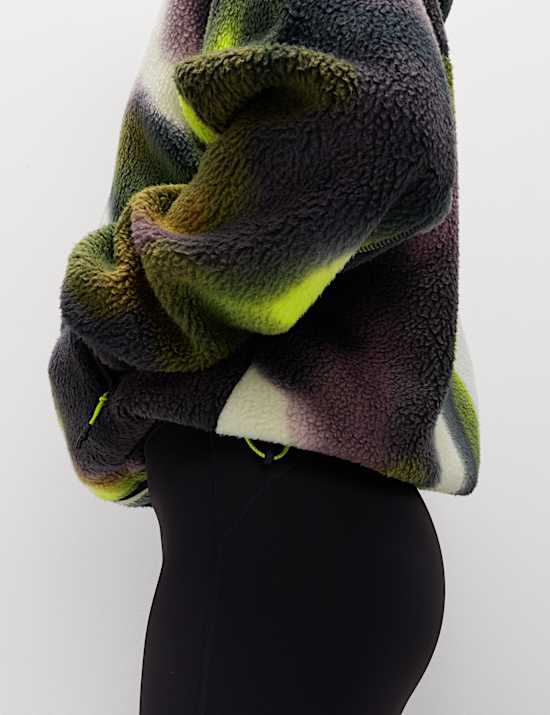 Εμπριμέ φλις σε μακριά γραμμή με φερμουάρ από γούνα borg