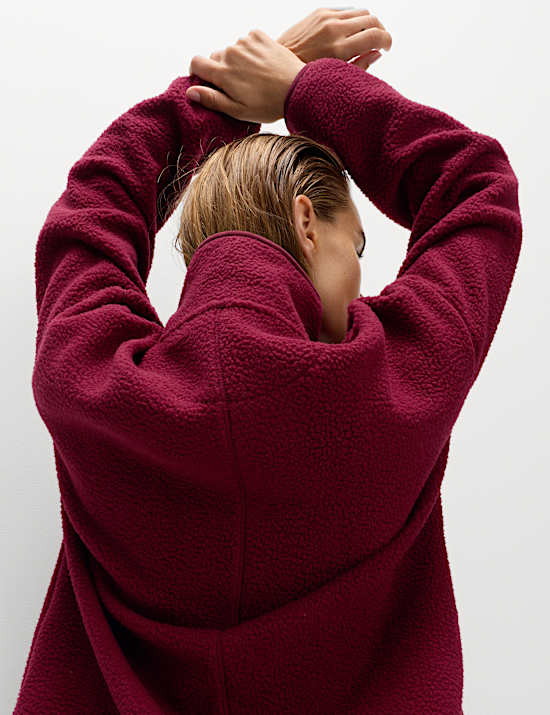 Lang geschnittener Fleece aus Borg mit halbem Reißverschluss und Trichterkragen