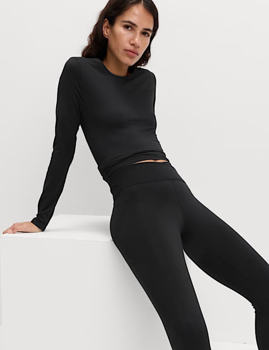 חולצת Go Balance בגזרה צמודה עם מחשוף עגול ורחב וגב פתוח