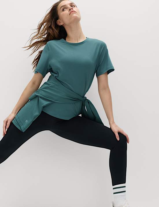 Uvolněn&eacute; tričko s v&yacute;střihem ke krku a panelem ze s&iacute;ťoviny