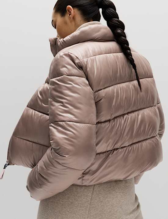 Veste molletonn&eacute;e coupe courte, effet m&eacute;tallis&eacute;, dot&eacute;e de la technologie Stormwear&trade;