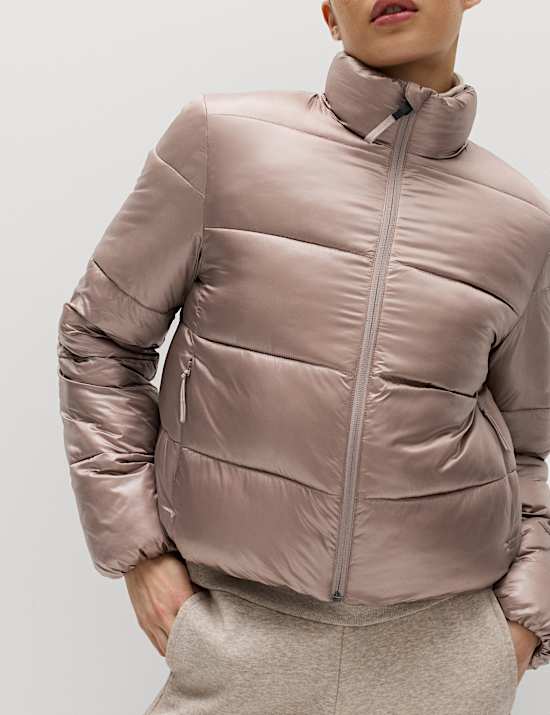 Veste molletonn&eacute;e coupe courte, effet m&eacute;tallis&eacute;, dot&eacute;e de la technologie Stormwear&trade;