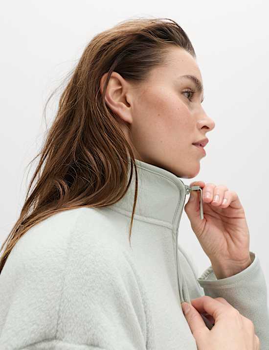 Forro polar corto informal con media cremallera y cuello chimenea