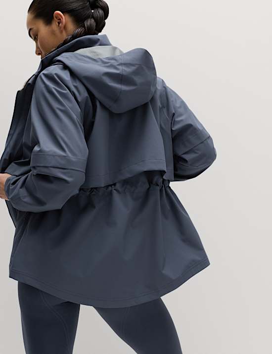 Chaqueta larga impermeable con capucha