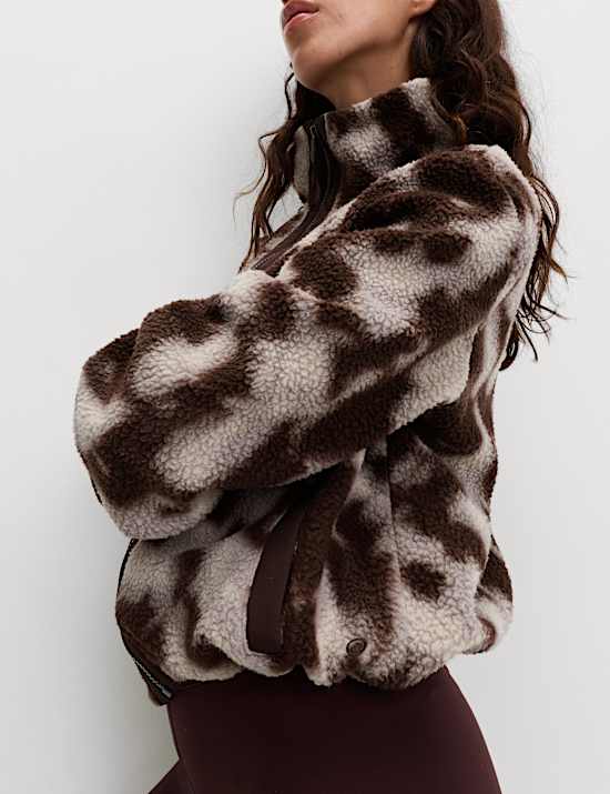 Chaqueta polar de borreguito con cuello chimenea estampada