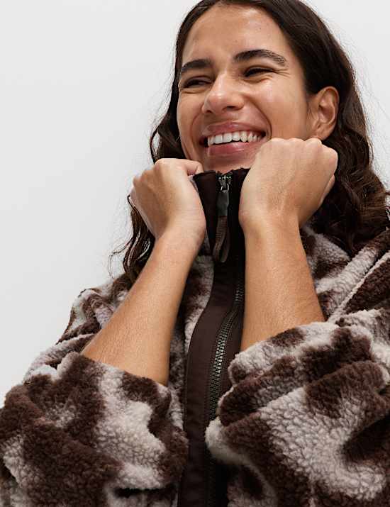 Chaqueta polar de borreguito con cuello chimenea estampada