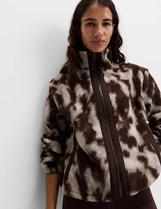 Chaqueta polar de borreguito con cuello chimenea estampada