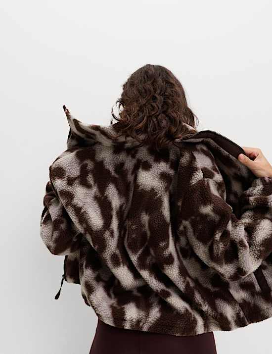 Chaqueta polar de borreguito con cuello chimenea estampada