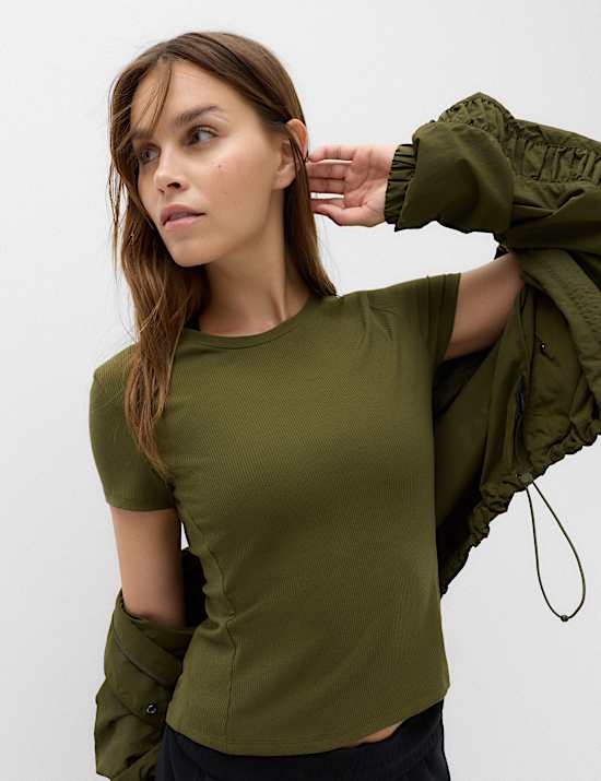 Geripptes, eng anliegendes T-Shirt mit Rundhalsausschnitt aus Modal