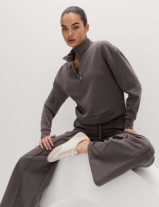 Sweat-shirt lav&eacute; au sable &agrave; col chemin&eacute;e et fermeture zipp&eacute;e mi-hauteur