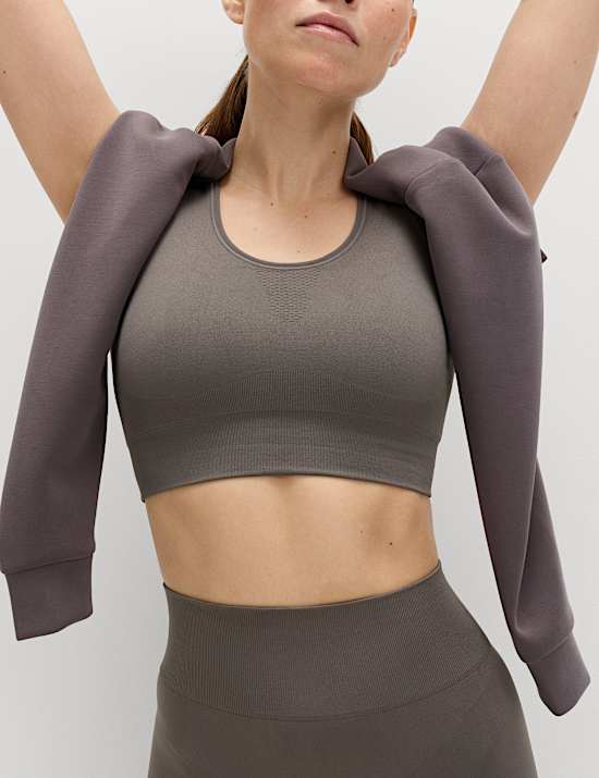 Zkr&aacute;cen&yacute; beze&scaron;v&yacute; přil&eacute;hav&yacute; top s ov&aacute;ln&yacute;m v&yacute;střihem