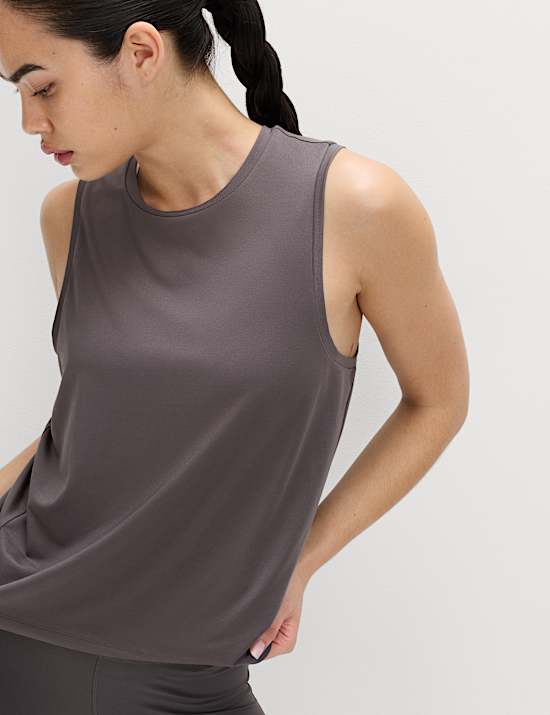 Onmisbaar, ruimvallend hemdje met ronde hals