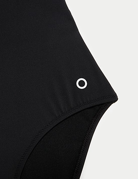 Μαγιό με κοψίματα που σμιλεύει την κοιλιά