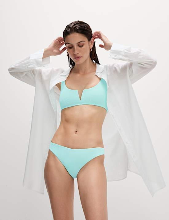 Geripptes Bikinioberteil mit V-Ausschnitt vorne