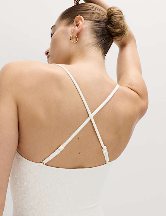 Ba&ntilde;ador bandeau texturizado con muesca en U