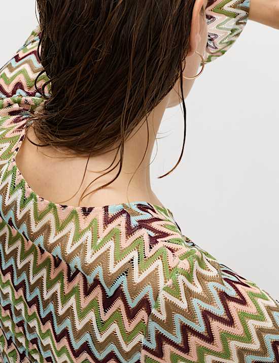 Robe de plage coupe courte &agrave; col en V et motif textur&eacute;