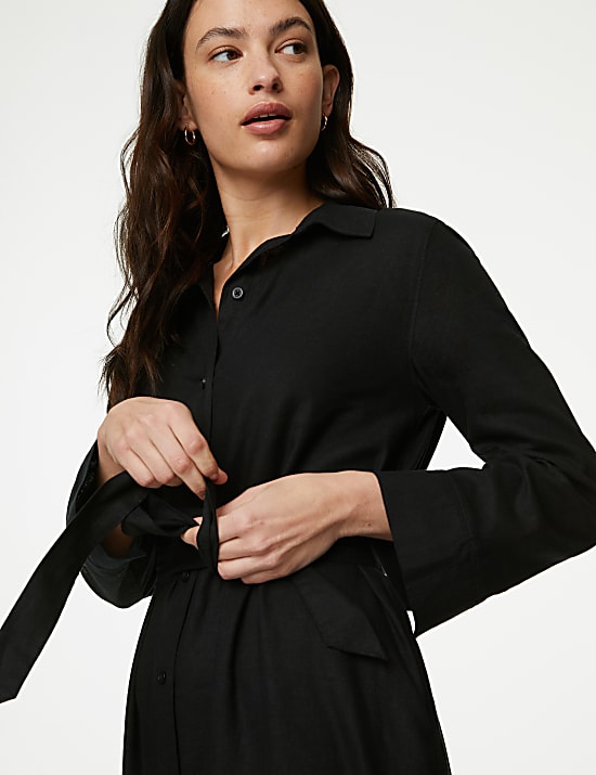 שמלת חולצה בגזרה נוחה ובאורך מידקסי מבד עשיר בפשתן עם חגורה