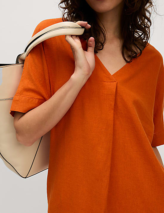 שמלת מידי מבד עשיר בפשתן עם צווארון וי ורכיסת כפתורים חלקית