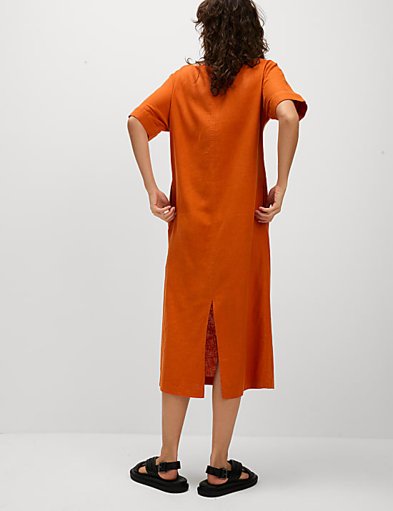 שמלת מידי מבד עשיר בפשתן עם צווארון וי ורכיסת כפתורים חלקית