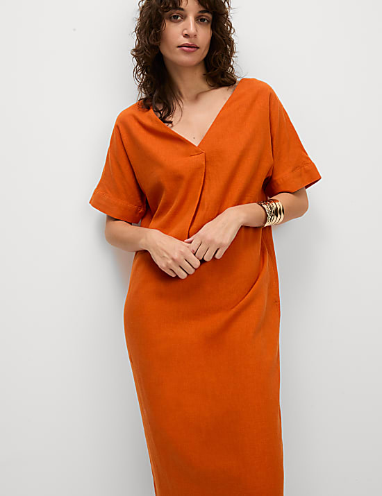 שמלת מידי מבד עשיר בפשתן עם צווארון וי ורכיסת כפתורים חלקית