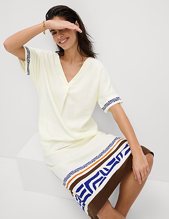 שמלת מידי רב-עונתית מבד עשיר בפשתן עם הדפס וצווארון וי