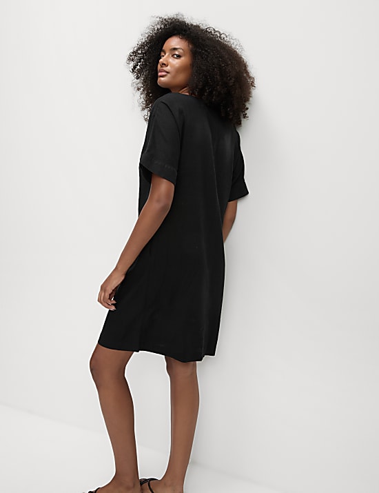 שמלת מיני רב-עונתית מבד עשיר בפשתן עם צווארון וי