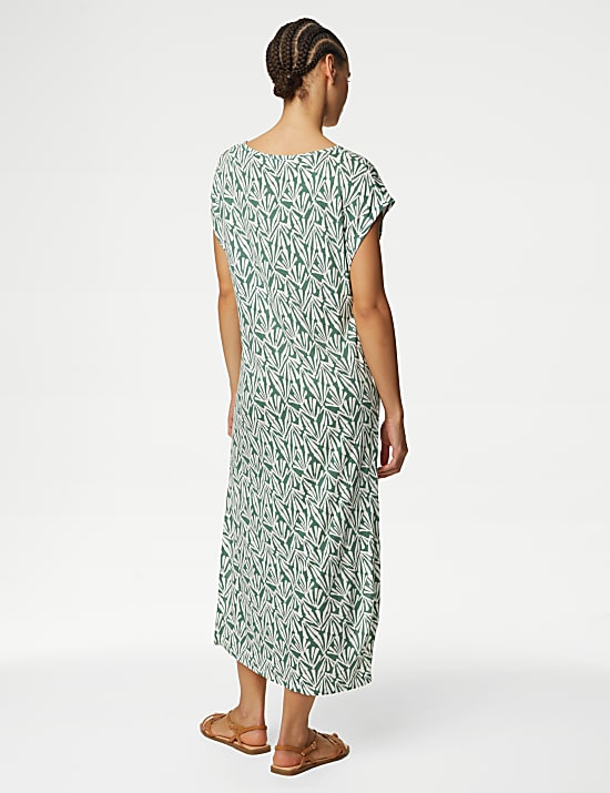 שמלת מידי רב-עונתית בגזרה נוחה מבד ג'רסי עם הדפס