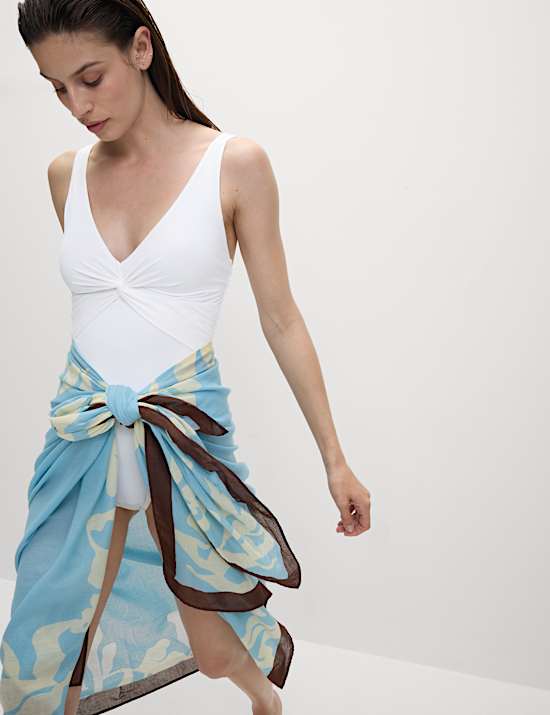 Μαγιό με τεχνολογία 360 Tummy Control που σμιλεύει την κοιλιά με βαθύ ντεκολτέ