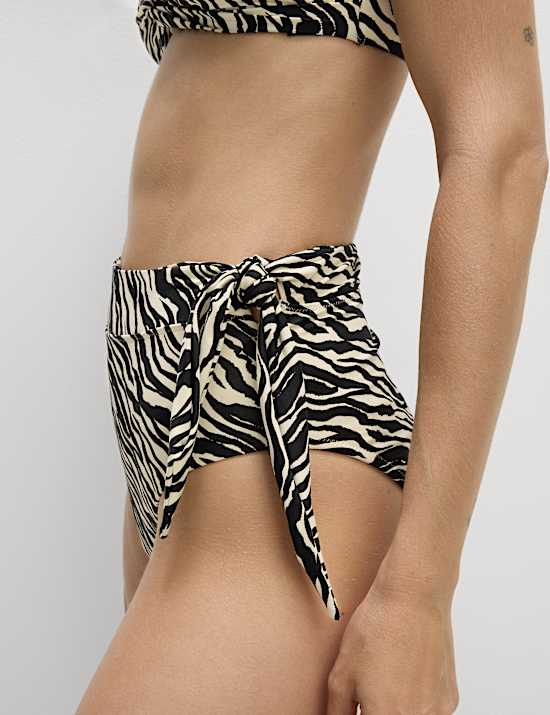 Bauchkaschierende, hoch geschnittene Bikinihose