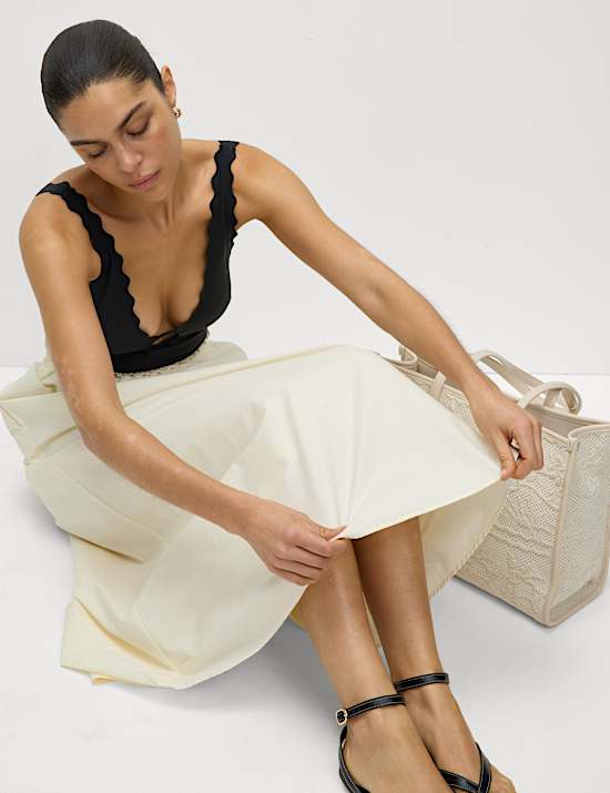 Bañador escotado festoneado de neopreno