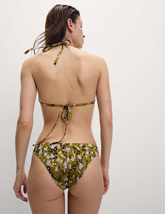 Εμπριμέ σλιπ μπικίνι με σούρες και ψηλό κόψιμο στους γοφούς