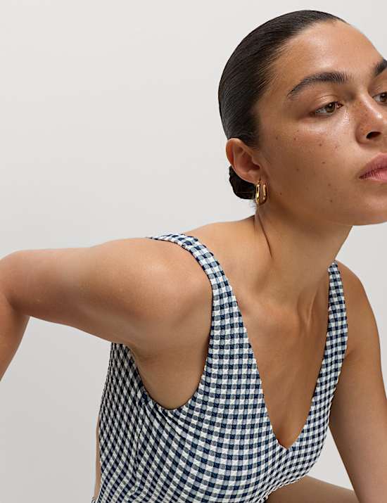 Maillot de bain plongeant texturé à carreaux Vichy noué dans le dos