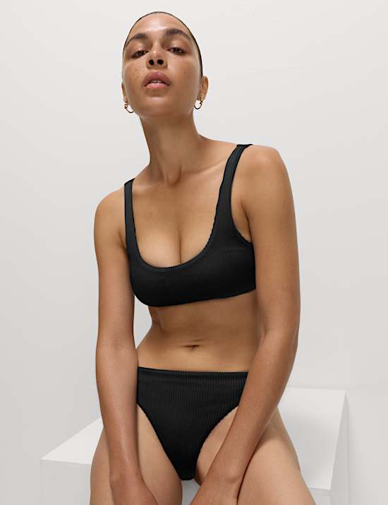 Gerippte Bikinihose mit hoch ausgeschnittenem Bein