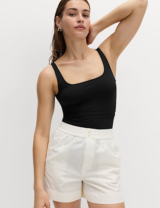 Voorgevormd badpak met wijde, ronde hals en panden