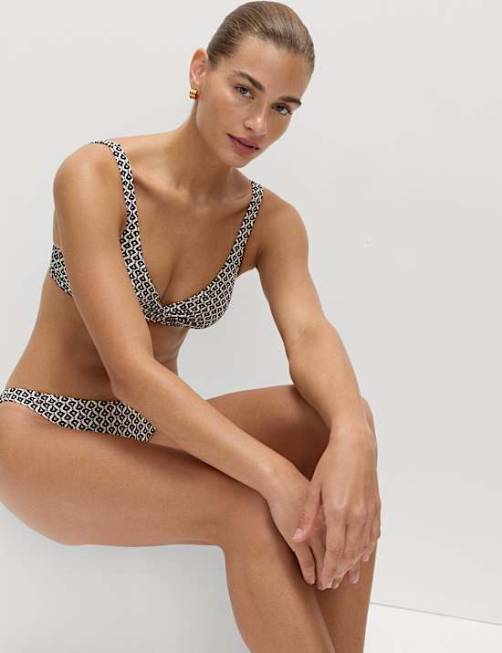 ביקיני חלק עליון עם פיתול קדמי, מחשוף עמוק והדפס