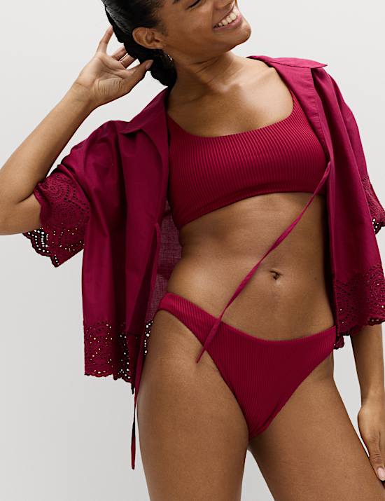 Parte de abajo de bikini de corte alto acanalado