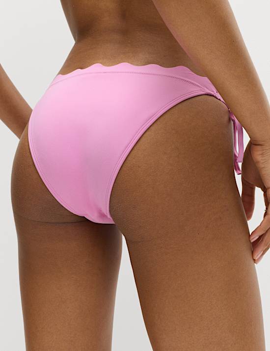 Figurformende Bikinihose mit Bindeg&uuml;rtel an der Seite und Muschelmotiv