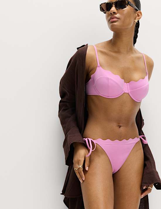 Figurformende Bikinihose mit Bindeg&uuml;rtel an der Seite und Muschelmotiv