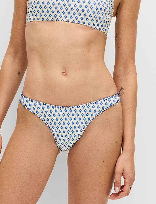 Bedrucktes Bikinih&ouml;schen mit hohem Beinausschnitt und mit &Uuml;berwendlingsnaht