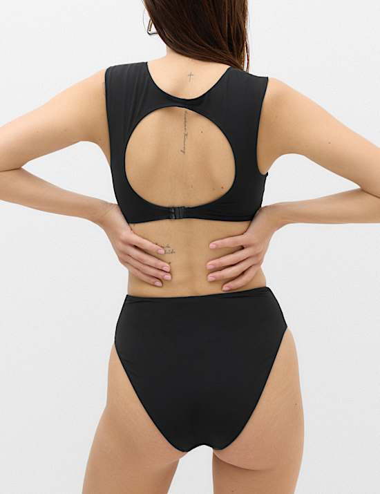 Parte de arriba de bikini acolchada con detalle y la parte trasera abierta