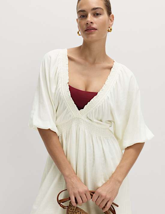 שמלת חוף מיני בשילוב פשתן עם מחשוף וי וכיווצים